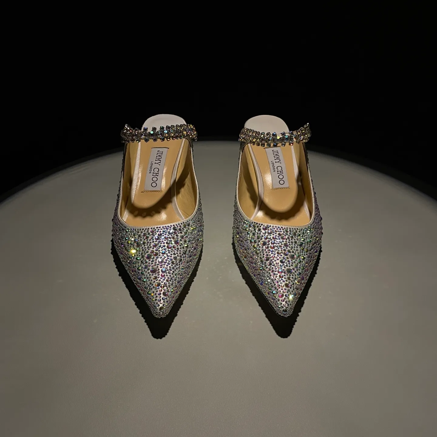 💕💕Factory direct selling price p680💕💕Jimmy Choo/Jimmy Choo classic diamond chain, pointed toe high-heeled slippers, crystal slippers, superb crystal slippers, so beautiful that you can’t take your eyes away. The shape of the shoes is very delicate, not too narrow and long, and the internal space is enough to allow the toes to relax enough. The rhinestones outline a charming arc on the instep, which is simply beautiful. It has a 360-degree surrounding fairy atmosphere, gorgeous but not exaggerated! ! The fabric is made of original customized material. The lining and toes are made of imported sheepskin. Customized A-grade Italian cowhide genuine leather sole. Heel height: 6.5cm 8.5cm Size: 35-39 (34/40/41/42/43 customized)